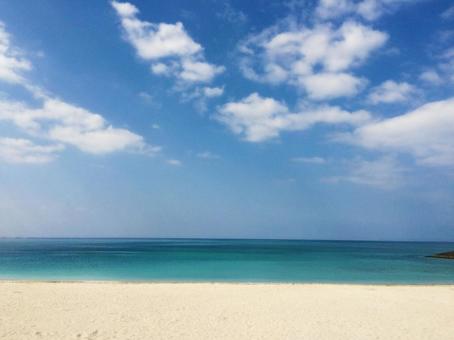 白い砂浜・青く美しい海と空 白い砂浜・青く美しい海と空 海,沖縄,エメラルドグリーンの写真素材