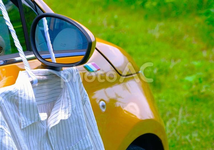 イタ車とグリーンとストライプのシャツ シャツ,海,車の写真素材