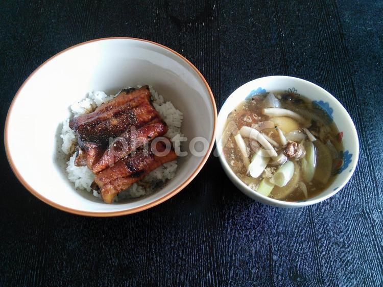 うな丼と宮城風芋煮 うな丼,おいしい,おうちごはんの写真素材