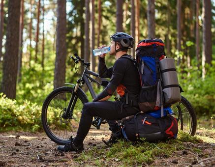 クロスバイクツーリングで山と緑の中で休憩 クロスバイクツーリングで山と緑の中で休憩の写真