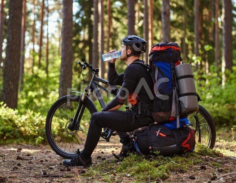 クロスバイクツーリングで山と緑の中で休憩 クロスバイク,自転車,休憩の写真素材