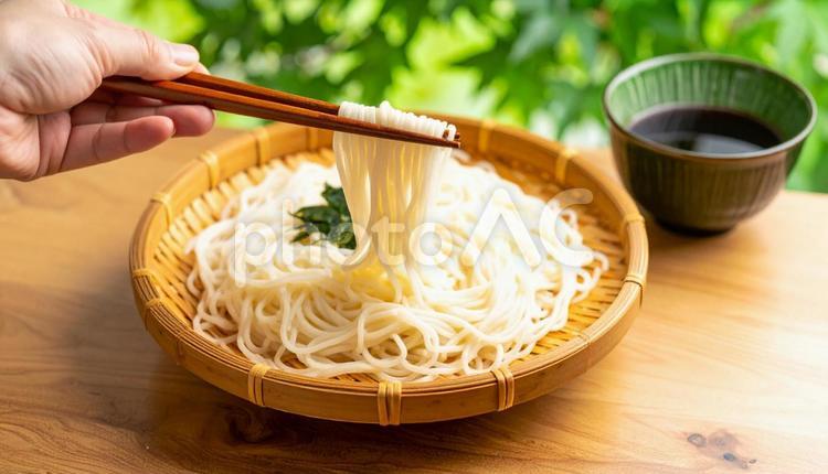 ザルの器に盛られたそうめん そうめん,夏の味覚,青もみじの写真素材