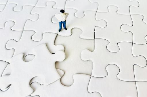 新たな問題を見つけるビジネスマンの写真