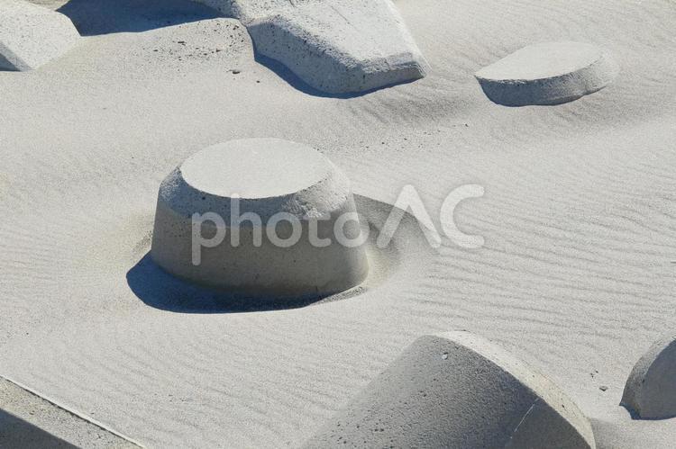 砂に隠れる波消ブロック 波消ブロック,砂,隠れるの写真素材