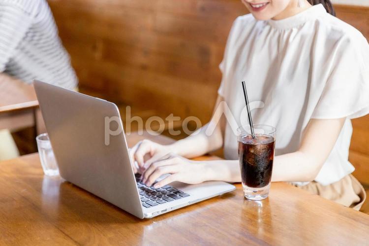 カフェでリモートワークするアジア人女性 ビジネス,女性,カフェの写真素材
