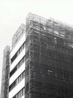 ビルと足場（モノクロ）の写真