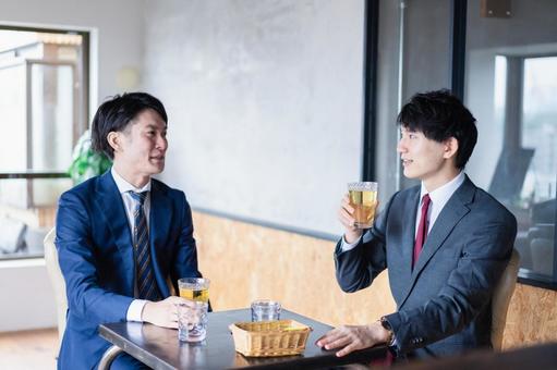 カフェで商談をするビジネスマン カフェで商談をするビジネスマン ミーティング,コミュニケーション,談話の写真素材