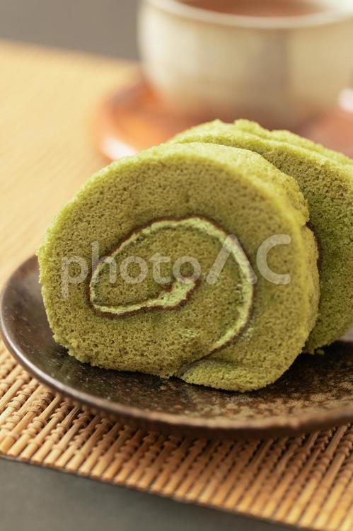 伝統的な抹茶ロールケーキと日本茶 抹茶,ロールケーキ,抹茶ロールケーキの写真素材