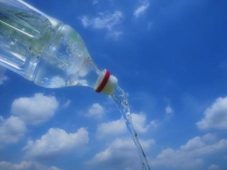 ペットボトルからあふれる水 ペットボトルからあふれる水の写真