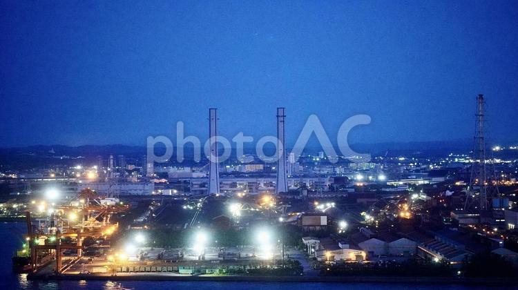 東京湾に面している千葉の夜の工業地帯 工業地帯,工場,夜の写真素材