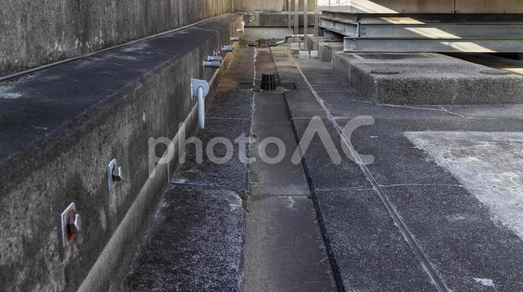 古いオフィスビルの屋上の風景 屋上,ビル,オフィスビルの写真素材