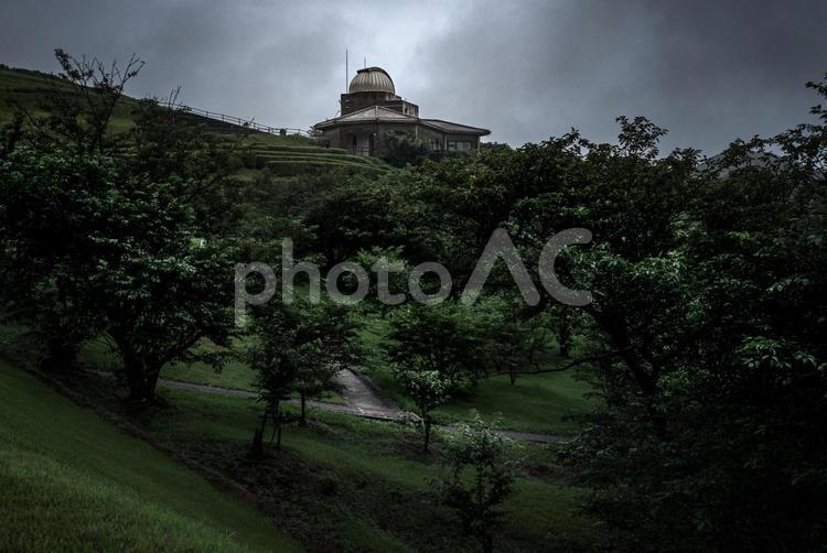＜五島の風景＞梅雨の夜明けの鬼岳天文台 風景,天文台,公園の写真素材