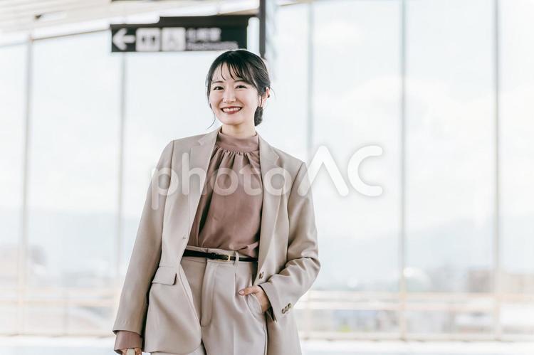 駅や空港を歩くビジネスウーマン（出張） ビジネスウーマン,出張,駅の写真素材