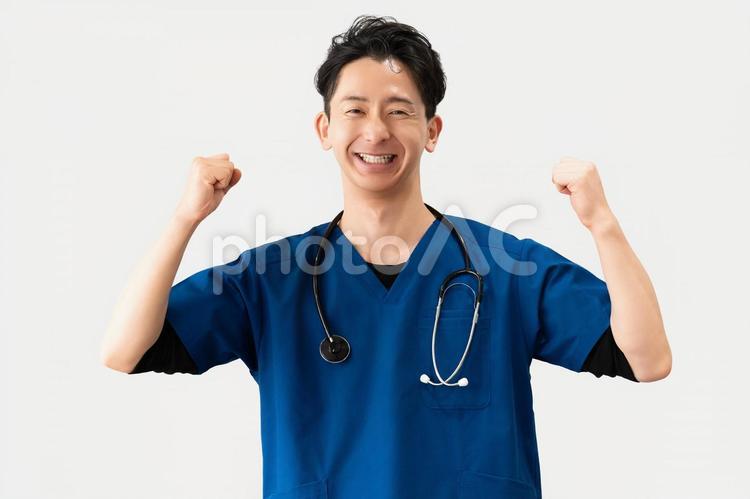 ガッツポーズをする医療スタッフの男性 男性,医療,医者の写真素材