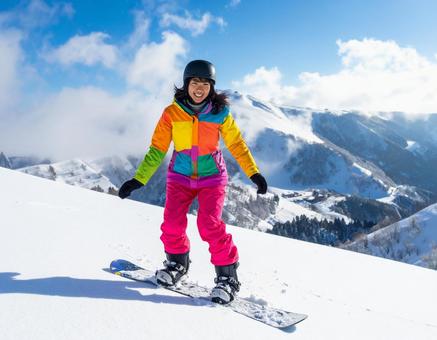 若い女性スノーボーダー・ゲレンデ 若い女性スノーボーダー・ゲレンデの写真