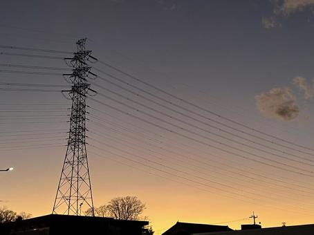 夕暮れ時の鉄塔が見える風景 夕暮れ時の鉄塔が見える風景 鉄塔,電線,送電線の写真素材