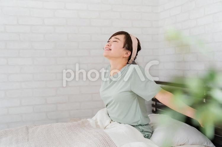 目覚める・起床するアジア人女性 起床,目覚め,寝起きの写真素材