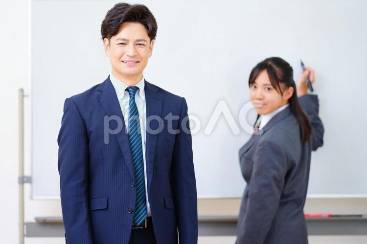 カメラ目線の塾講師と女子生徒 塾,人物,男性の写真素材