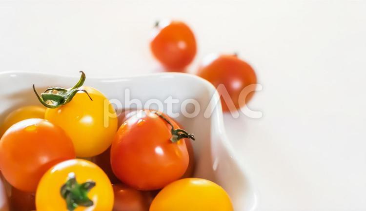 白いお皿に入れたミニトマトのアップ ミニトマト,トマト,野菜の写真素材