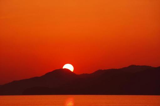 島影に沈む瀬戸内海の夕焼け～大久野島にて 夕焼け,日没,瀬戸内海の写真素材