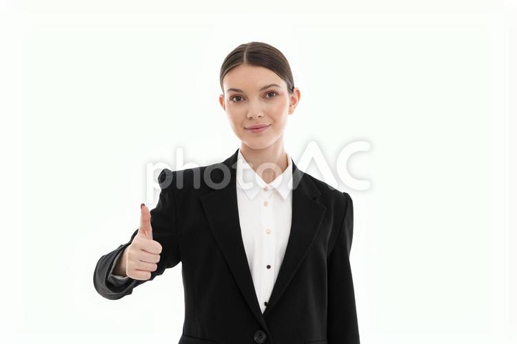 微笑みカメラ目線でサムズアップをする女性 女性,サムズアップ,いいねの写真素材