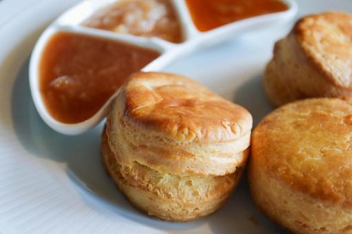 シンプルでプレーンなスコーン シンプルでプレーンなスコーン スコーン,焼き菓子,スイーツの写真素材