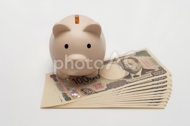 新紙幣の一万円札と豚の貯金箱 新紙幣,渋沢栄一,新札の写真素材