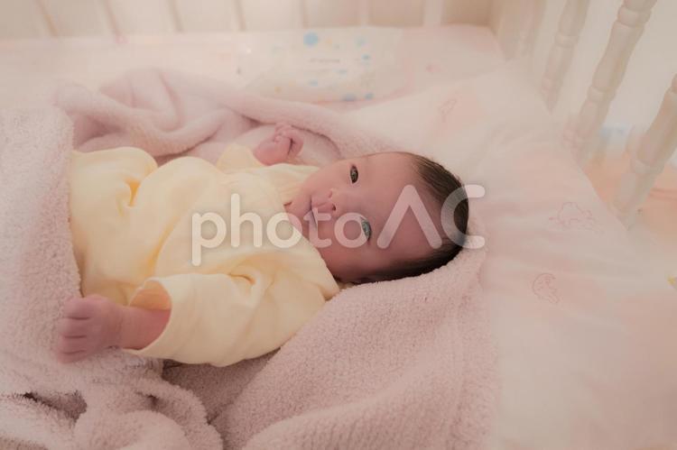 赤ちゃんとベッド(その１８) 赤ちゃん,笑顔,白いの写真素材
