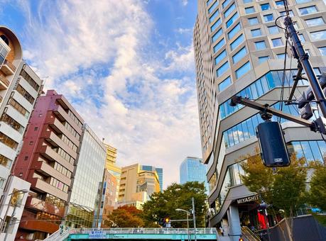 渋谷のビル群と夕方の空模様 青空,空,空背景の写真素材