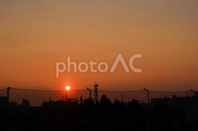 顔を出したばかりの太陽、日の出 朝日,朝焼け,太陽の写真素材