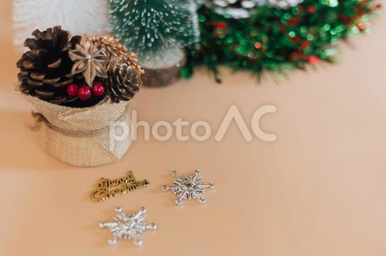 松ぼっくりとクリスマスのイメージ 松ぼっくり,木の実,八角の写真素材