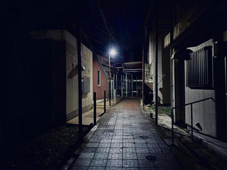 夜の路地裏2 夜の路地裏2 路地裏,雑居ビル,路地の写真素材
