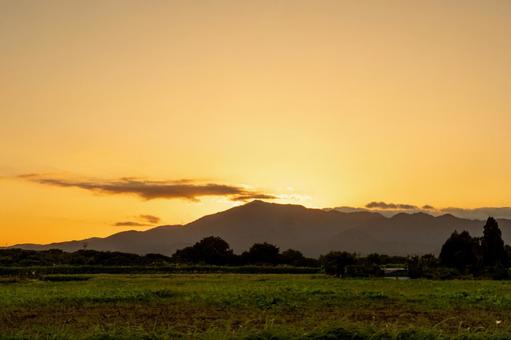 【夕焼け】丹沢大山の山頂に沈む太陽 【夕焼け】丹沢大山の山頂に沈む太陽 夕焼け,丹沢,大山の写真素材