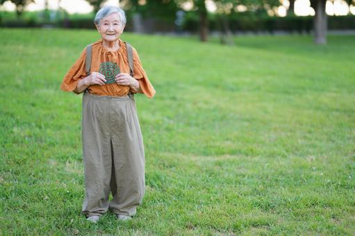 両手で蚊取り線香を持つ女性 女性,蚊取り線香,虫よけの写真素材