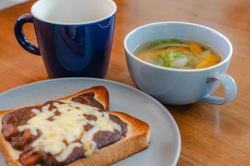朝食のチーズトーストとスープ 朝食のチーズトーストとスープの写真