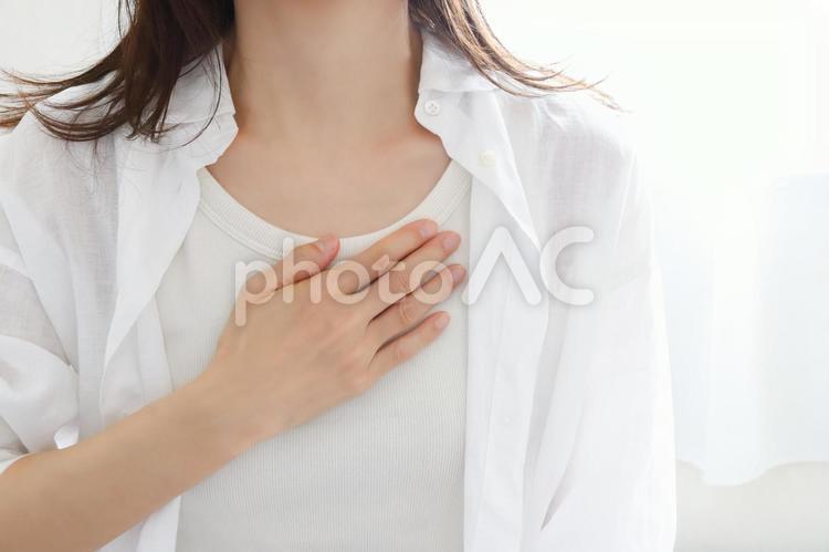 胸に手を当てる女性　心配 女性,胸,押さえるの写真素材