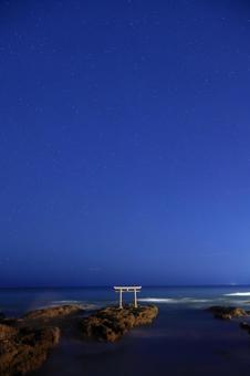 星降る大大洗磯前神社 鳥居,風景,自然の写真素材