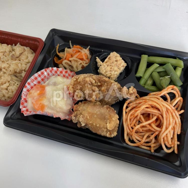 唐揚げホワイトシチューお弁当〜牛ごぼう飯 ホワイトシチュー,弁当,唐揚げの写真素材