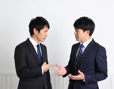 ビジネスパーソンの意見交換(男性) ビジネスパーソンの意見交換(男性)の写真