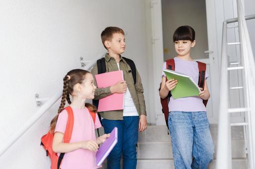 階段にいる生徒たち 男の子,女の子,子どもの写真素材