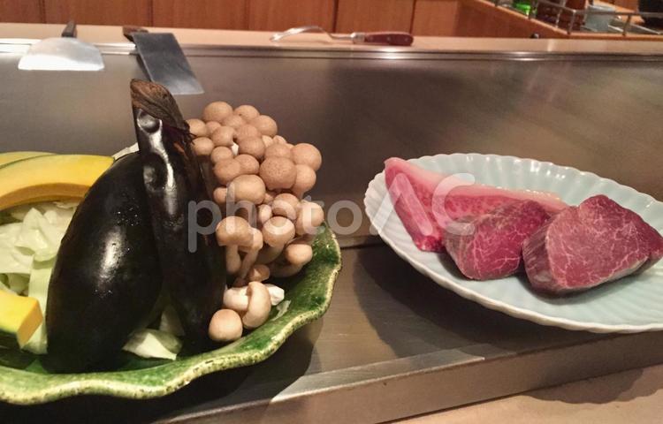 鉄板焼き。焼く前の野菜とサーロイン フード,夕食,ステーキの写真素材