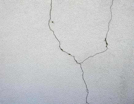 ひび割れた白い壁1 壁,割れ目,家の写真素材