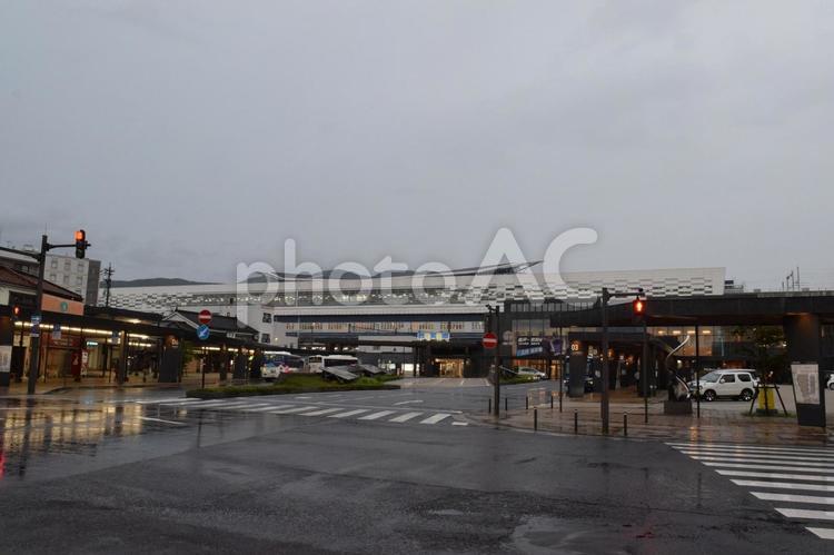 【福井】敦賀駅付近の交差点 敦賀駅,駅,駅舎の写真素材
