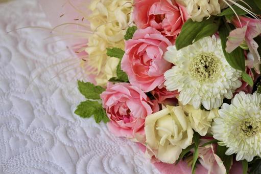 コーラルピンクの花束のメッセージカード コーラルピンクの花束のメッセージカード バラ,花束,ブーケの写真素材