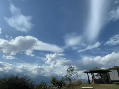 丘の上の展望台と秋空の風景 展望台,青空,秋空の写真素材
