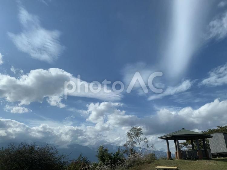 丘の上の展望台と秋空の風景 展望台,青空,秋空の写真素材