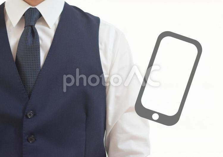 ジャケットを着たビジネスマンとスマホ iphone,携帯,スマートフォンの写真素材