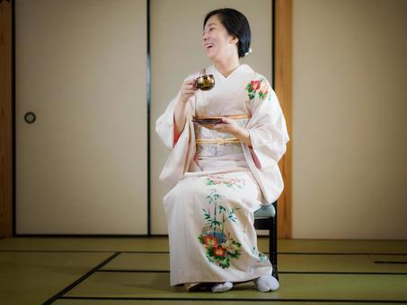 33：お茶をいただく着物の女性 着物,おもてなし,コーヒーブレイクの写真素材