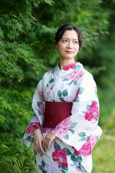 浴衣姿の女性が両手を前で重ねる 女性,浴衣,見つめるの写真素材