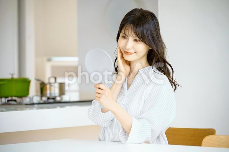 鏡を見る若い女性　ビューティー　美容 スキンケア,女性,鏡の写真素材